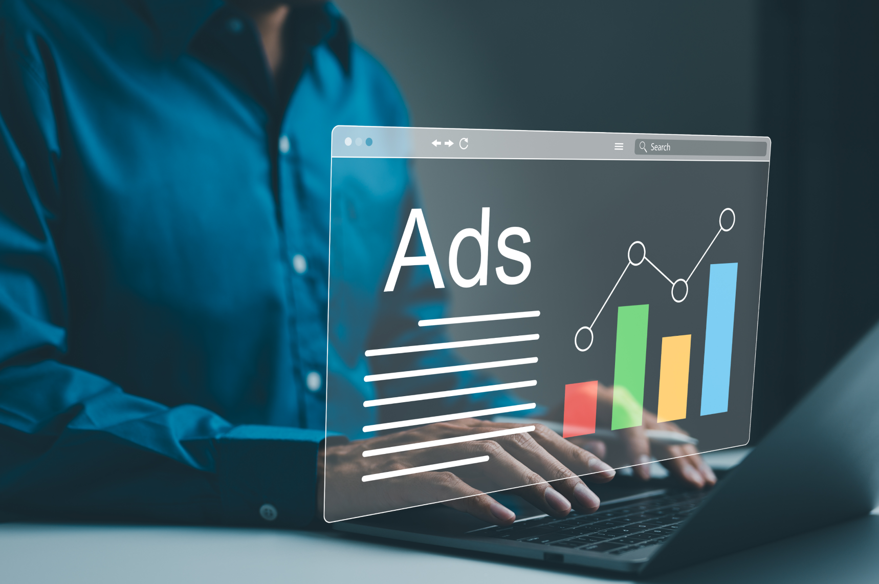 Personne sur un ordinateur en train de configurer des campagnes Ads pour développer la stratégie digitale