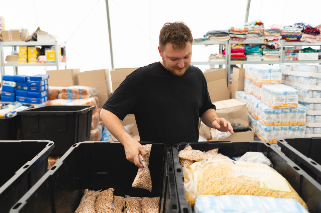 Grossite devant des denrées alimentaires qu'il souhaite vendre sur son site e-commerce en btob