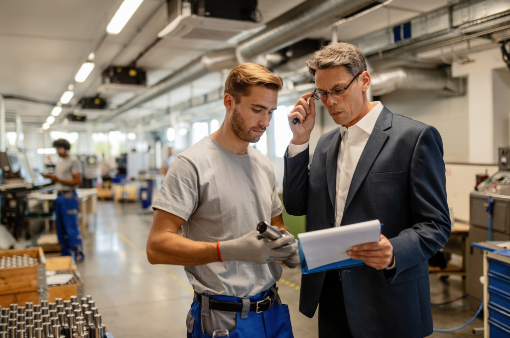 deux industriels en usine travaillant sur la commercialisation de produits BtoB sur leur site e-commerce