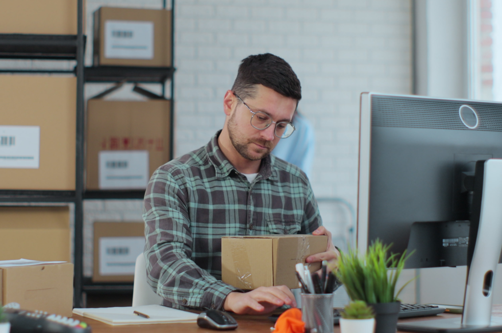 Entrepreneur e-commerce vendant en ligne avec son site e-commerce