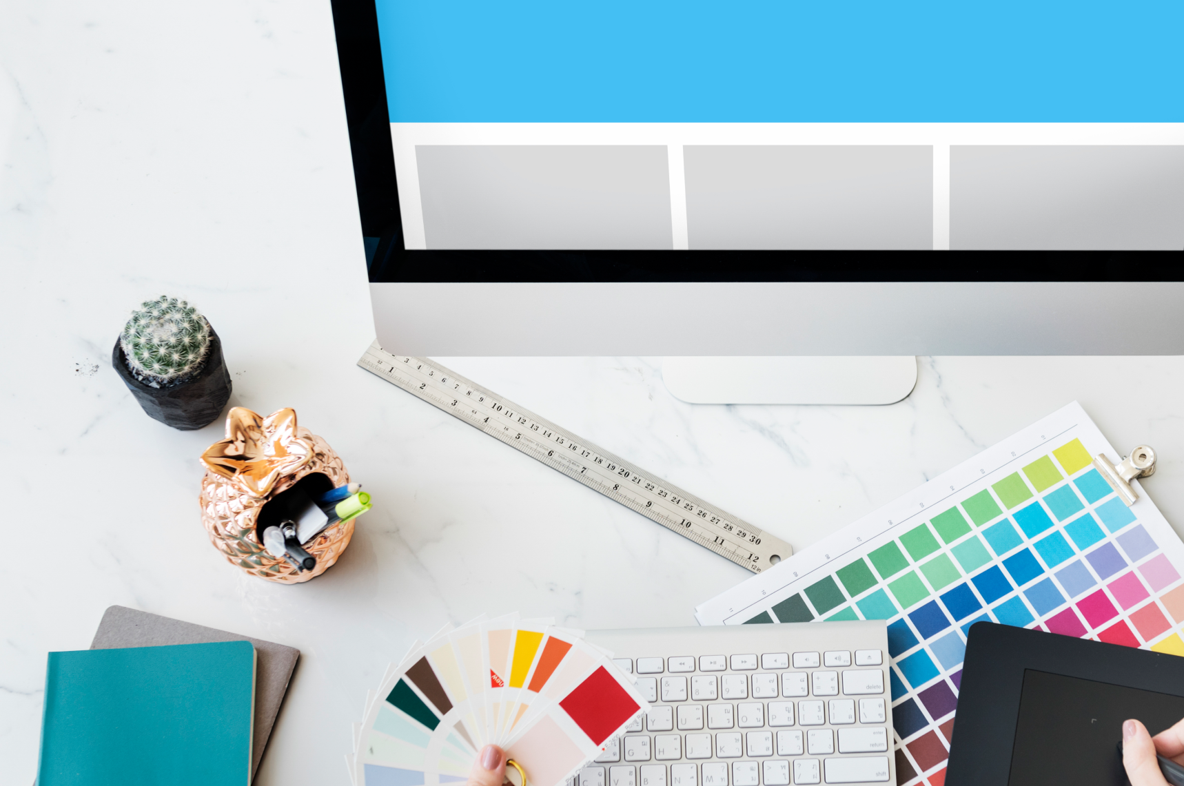 Ordinateur et nuancier pour la création d'identité visuelle et design de site e-commerce