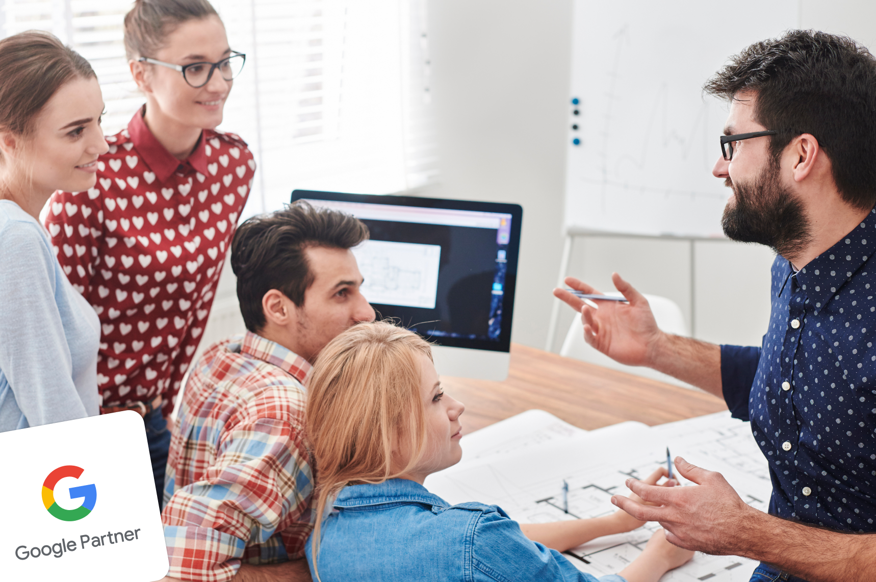 Réunion d'équipe pour réfléchir et orienter leurs conseils en stratégie digitale pour leurs clients
